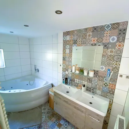 Tomima فيلة اوسترافا